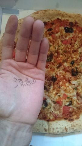ピザ食べてパワーアップする(ヾ(´・ω・`)♪